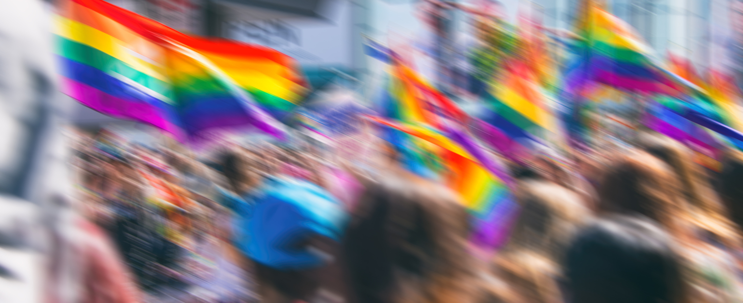 Wazige foto van een Pride met regenboogvlaggen