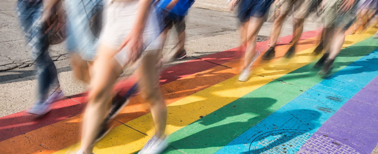 regenboogzebrapad wazige beelden van onderlichamen die wandelen op een regenboogzebrapad