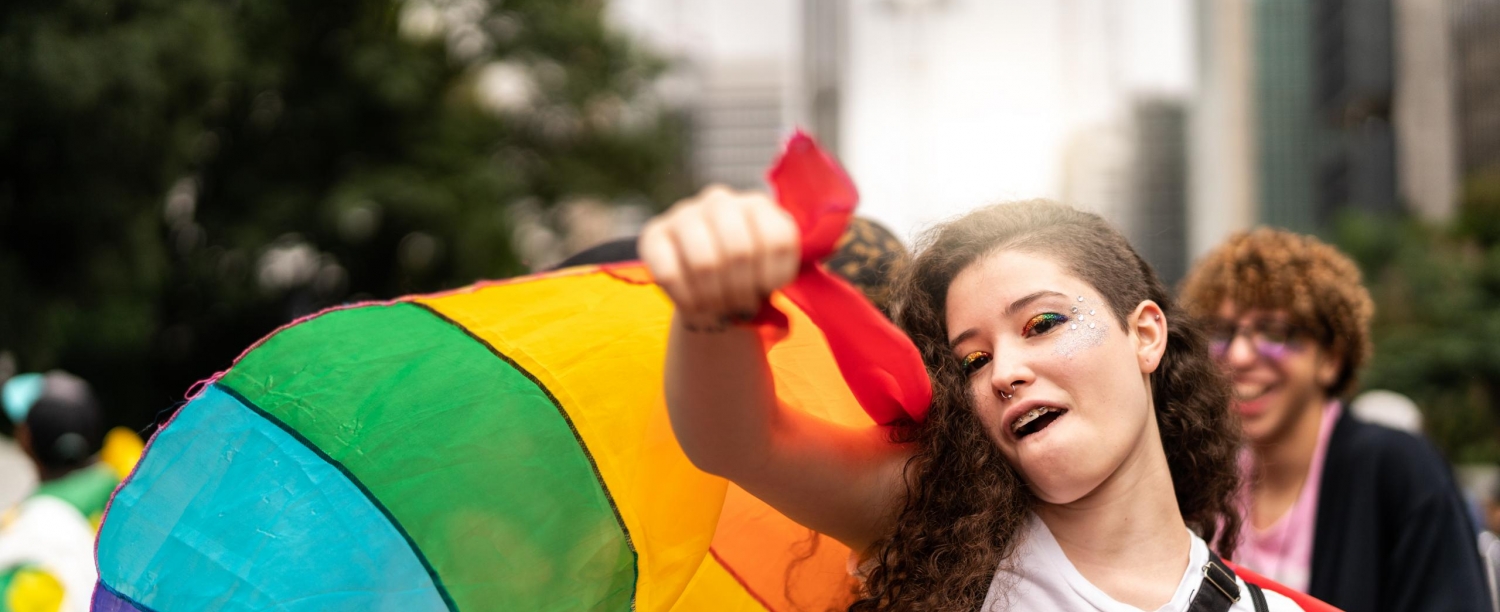 jongere op de pride met vlag